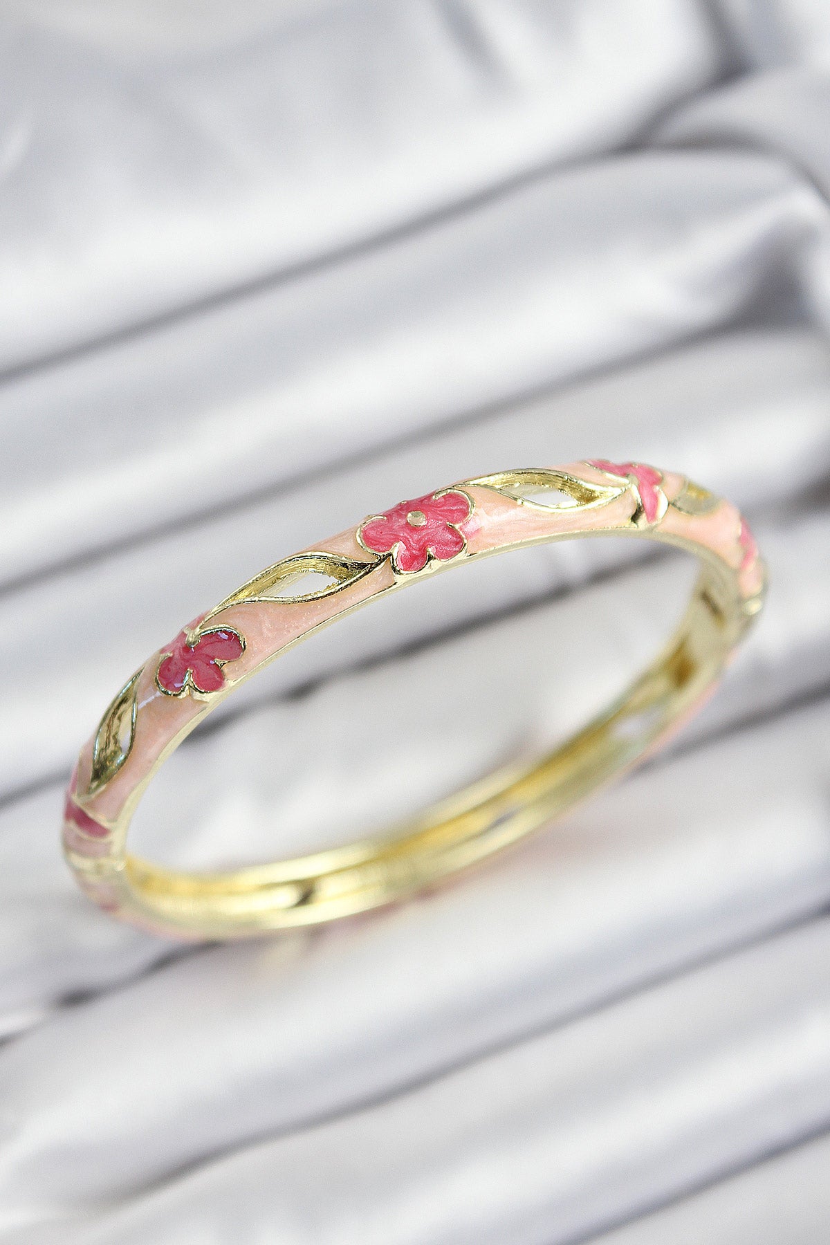 Mineli Pirinç Pembe Çiçek Motifli Gold Renk Kadın Kelepçe