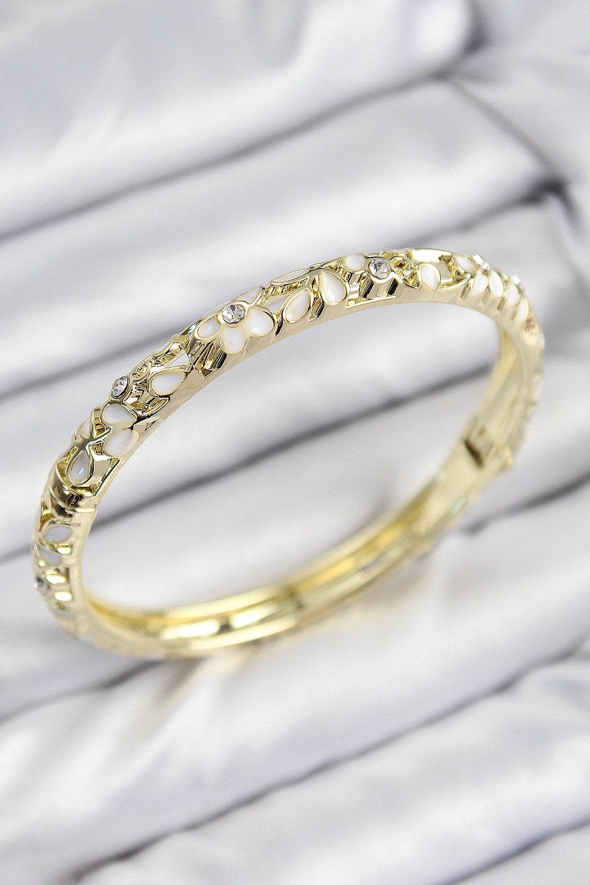 Mineli Pirinç Zirkon Taşlı Beyaz Çiçek Motifli Gold Kadın Kelepçe