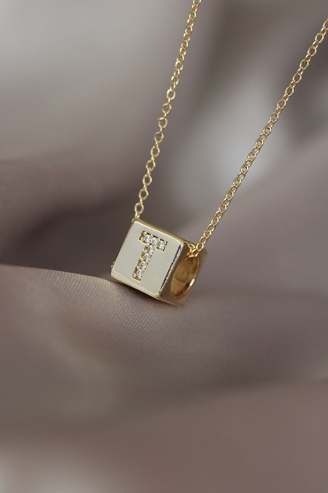 Gold Renkli Küp Model Zirkon Taşlı T Harfli Kolye