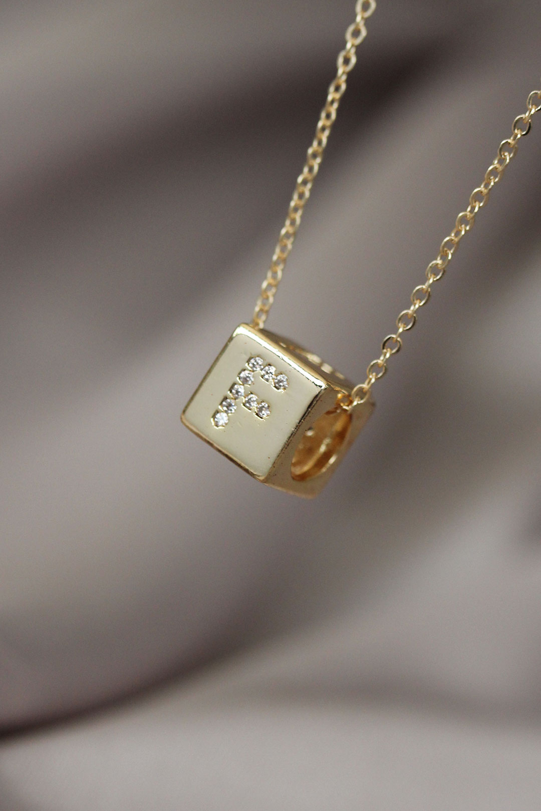 Küp Model Gold Renk Zirkon Taşlı F Harfli Kolye